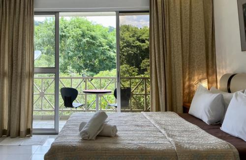 彭亨Country Side Modern Concept Cottage的酒店客房设有一张床和一个大窗户