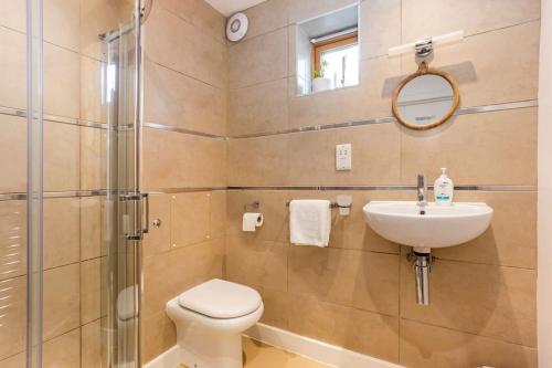 伯恩茅斯Family home close to Bournemouth town centre的浴室配有卫生间、盥洗盆和淋浴。