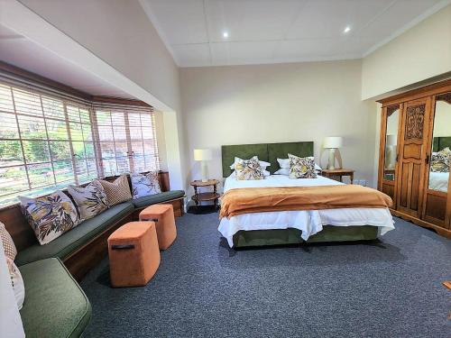 诺丁汉路Hydrangea Guest House的一间大卧室,配有一张床和一张沙发