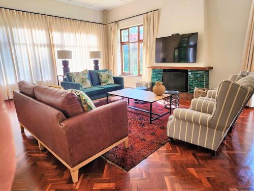 诺丁汉路Hydrangea Guest House的客厅设有两张沙发和一个壁炉