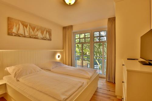 万根沃格Landhaus Lindenhof Turmblick的一间卧室设有一张床和一个大窗户