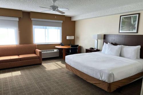 奥兰多拉群塔奥兰多南部酒店&套房的配有一张床和一把椅子的酒店客房