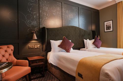 伦敦富勒圣殿酒店的酒店客房,配有两张床和椅子