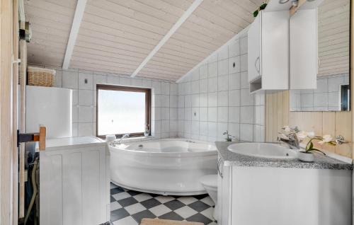 AskebyAmazing Home In Askeby With 3 Bedrooms And Sauna的白色的浴室设有浴缸和水槽。