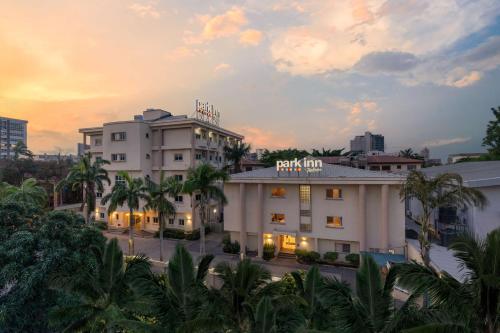 拉各斯Park Inn by Radisson, Lagos Victoria Island的上面有标志的酒店