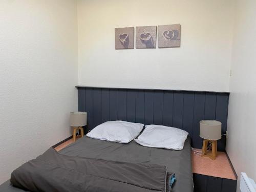 阿雷斯Appartement Cosy - Les Ecureuils的一间小卧室,配有一张床和两把椅子