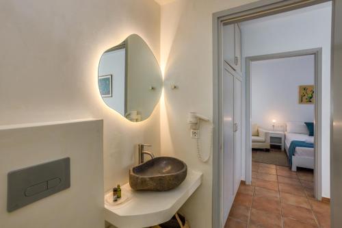 赫索尼索斯伊莱尼别墅酒店的一间带水槽和镜子的浴室