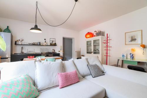 米兰PrimoPiano - Arnolfo的客厅配有带枕头的白色沙发