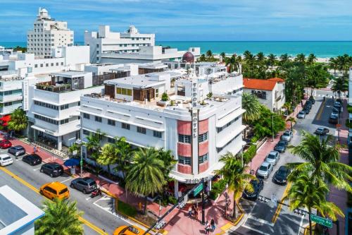 迈阿密海滩Dream South Beach, by Hyatt的棕榈树城市和海洋的空中景观