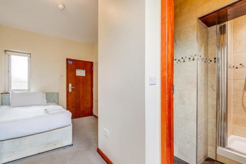 伦敦伦敦之星酒店的一间卧室配有一张床和淋浴
