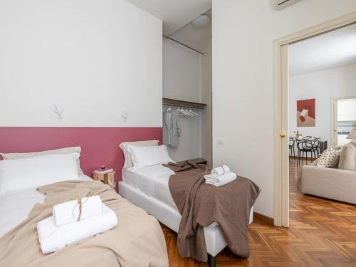 米兰The Best Rent - Gorgeous two-bedroom apartment in Porta Nuova district的一间带两张床和一张沙发的卧室