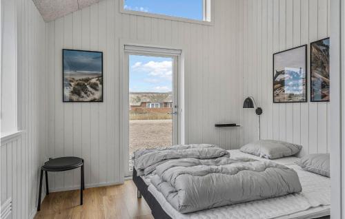 哈博尔Nice Home In Harbore With Sauna的一间白色卧室,配有两张床和窗户