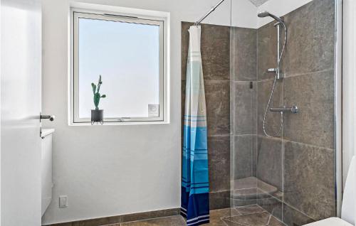 哈博尔Nice Home In Harbore With Sauna的带淋浴的浴室和窗户。