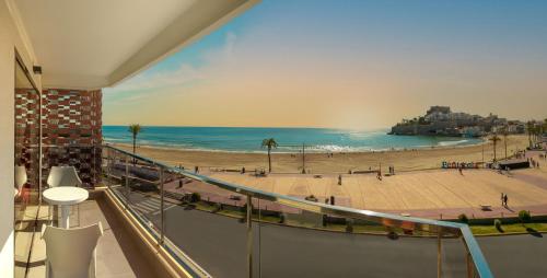 佩尼斯科拉Hotel RH Portocristo & Wellness的享有海滩和海洋景致的阳台