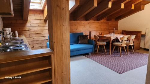 米特尔贝格Gasthof Starzelhaus的客厅配有蓝色的沙发和桌子