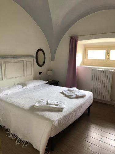 伊塞奥蒂卡卡萨菲娜萝莉酒店的一间卧室配有一张床,上面有两条毛巾