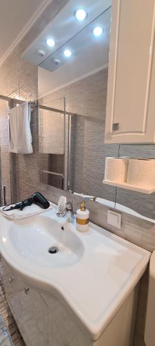 康斯坦察Seby Studio的浴室设有白色水槽和镜子