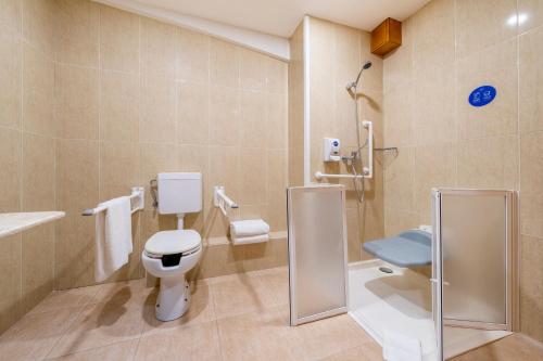 潘通IBERIK Augas Santas Balneario & Golf的一间带卫生间和水槽的浴室