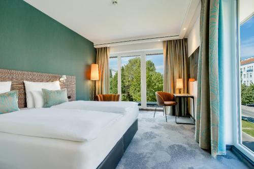 维也纳维恩 - 普拉特一号汽车旅馆的卧室设有一张白色大床和一扇窗户。