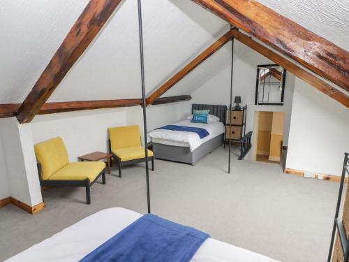 滕比Little Rosemount的阁楼上的卧室配有2张床和2把椅子