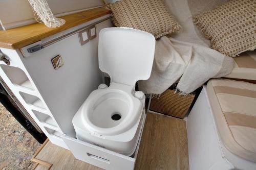 因赫尼奥Inikcamper的拖车上带卫生间的小浴室