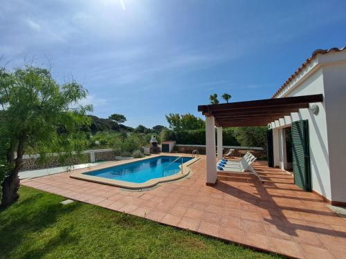 福尔内利斯Villa Xalina - Piscina / bbq / jardín的一个带游泳池和房子的后院