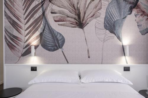 雷焦卡拉布里亚Domea Superior Rooms Bed and Breakfast的一间卧室配有一张壁画大床
