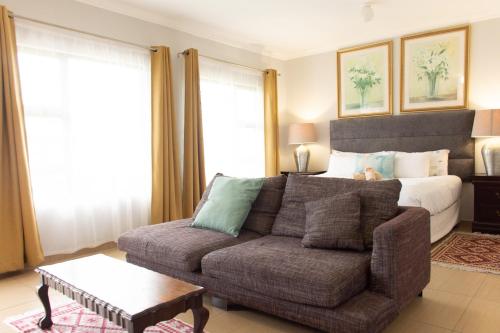 UlundiVikamana Guest House的客厅配有沙发和1张床