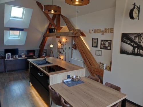 尚帕尼奥勒Logis 39的厨房配有水槽和木桌