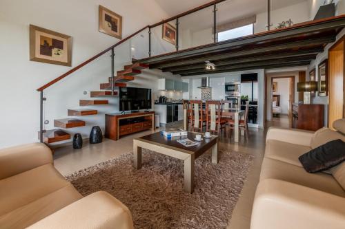 卢斯Mar da Luz Resort的客厅配有沙发和桌子
