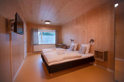 布罗斯特Skovsgård Hotel的一间卧室,卧室内配有一张大床