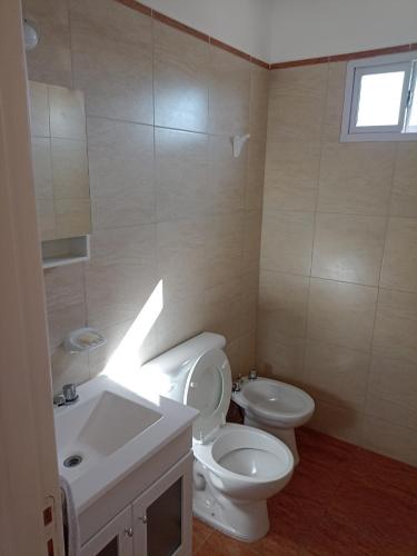 贝纳多图埃托Departamento en primer piso的浴室配有白色卫生间和盥洗盆。