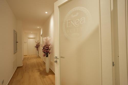 特拉帕尼Enea Suite的一条带白色门的走廊,上面有标志