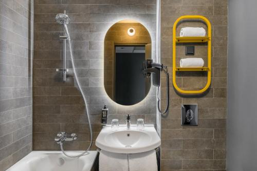 布达佩斯Ibis Budapest Citysouth的一间带水槽和镜子的浴室