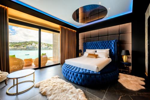圣保罗湾城Ushuaia Playa Xemxija Boutique Hotel的一间卧室设有一张大床和大窗户