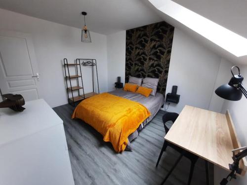 Saint-Hilaire-Petitvillegîte Mouettes et Chouettes的一间卧室配有一张黄色毯子床