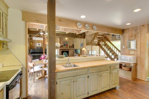 索尔兹伯里Serene Salisbury Rental Home on 26 Acres with Deck!的一个带水槽和楼梯的大厨房