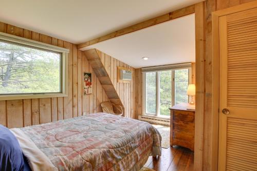 索尔兹伯里Serene Salisbury Rental Home on 26 Acres with Deck!的一间卧室设有一张床和一个窗口