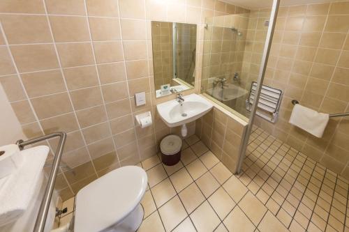 约翰内斯堡Road Lodge JNB Airport的浴室配有卫生间、盥洗盆和淋浴。