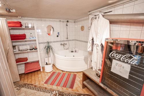 皮耶塔尔萨里Mukava kellarihuoneisto jossa sauna ja poreallas的浴室墙上有古柯标志