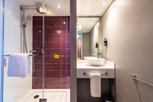 埃森Premier Inn Essen City Limbecker Platz的带淋浴、盥洗盆和镜子的浴室