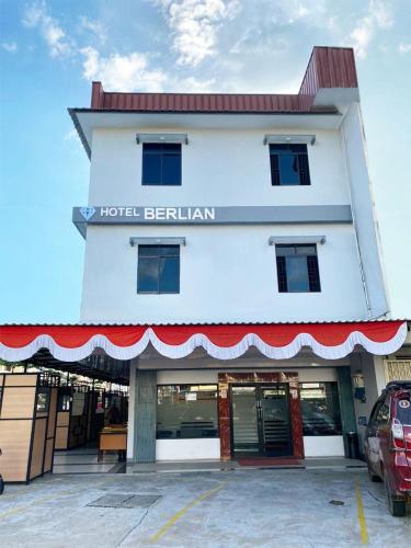 坤甸Hotel Berlian的标有标牌的酒店柏林建筑