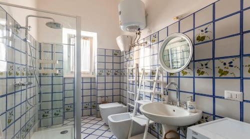 切萨雷奥港Antica Villa del Conte的一间带水槽、卫生间和镜子的浴室