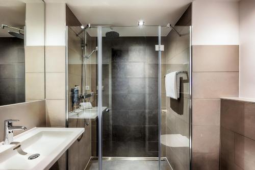 威斯巴登Premier Inn Wiesbaden City Centre的带淋浴和盥洗盆的浴室