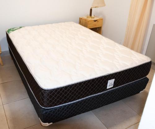 波特雷里约斯El Mirador的一张床垫,放在一个房间里地板上
