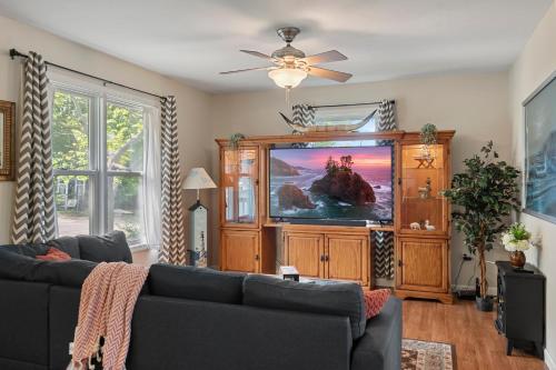 斯普林菲尔德Modern Bungalow Home with Mid-Century Flair的带沙发和平面电视的客厅