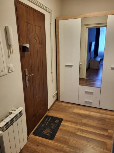 普热梅希尔Apartamenty Rynek K的走廊设有木门和镜子