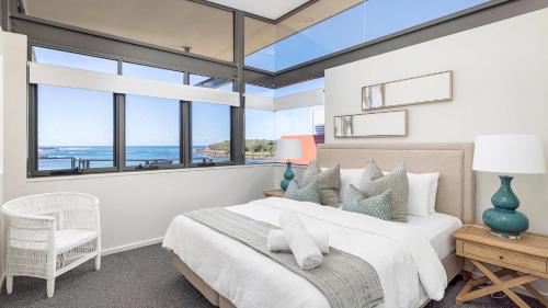 安娜湾Sails on the Beachfront - Exclusive Seaside Home的一间卧室设有一张大床,享有海景