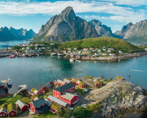 雷讷Reine Rorbuer - by Classic Norway Hotels的享有小镇空中和山脉美景