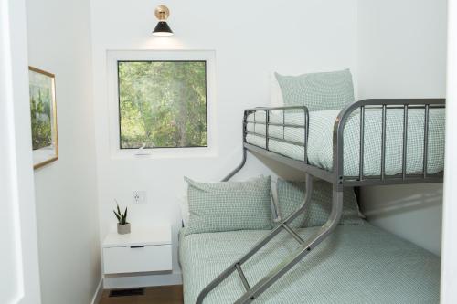 戈尔登Luxury Private Cabin In The Rockies的客房设有双层床和沙发。